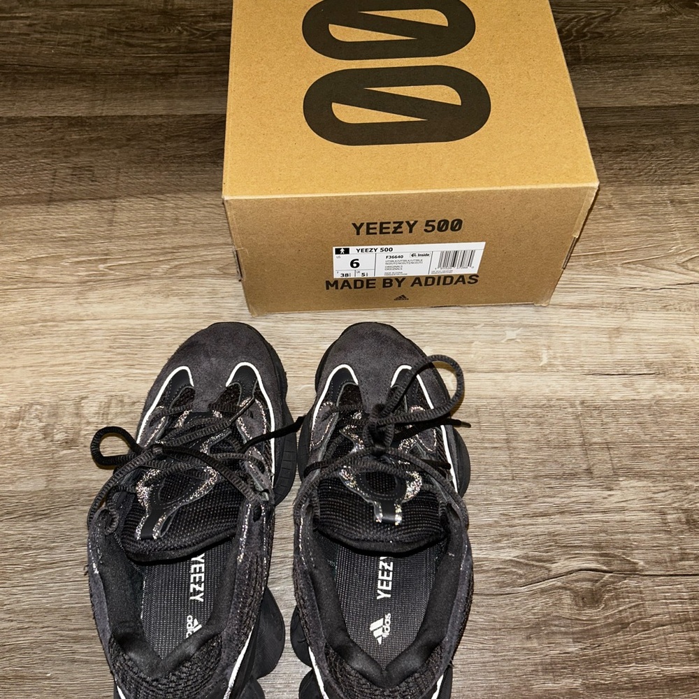 Adidas Yeezy 500 in Charcoal Black - Picture 2 of 3